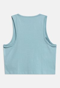 Lyseblå ærmeløs crop top med brede ærmegab og rund halsudskæring, vist bagfra på en hvid baggrund.