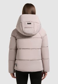  Gewatteerde jas in lichtroze met een hoge kraag en grote capuchon, met horizontale stiksels en een logopatch op de linker benedenkant.