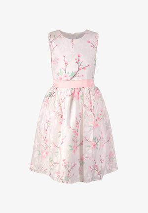 Mouwloze witte jurk met roze bloemmotieven en groene bladeren, aansluitend lijfje en geplooide rok met een roze tailleband.