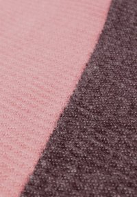 Tessuto a maglia con una consistenza morbida, caratterizzato da due bande colorate: rosa chiaro e grigio scuro, con un dettaglio in superficie a coste.