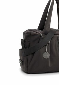 Borsa in tessuto nero con chiusura a zip, doppi manici superiori e tracolla regolabile. Presenta un charm metallico e un'etichetta laterale.