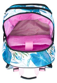 Batoh s květinovým potiskem, s modrými a zelenými listy na bílém pozadí. Vnitřek má růžové podšívání s texturovaným vzorem.