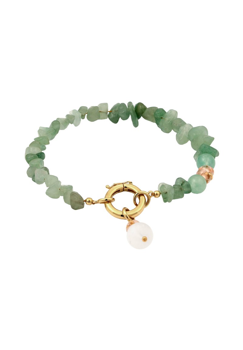 Grön stenpärlad armband med oregelbundna former, guldfärgade detaljer och en vit accentpärla, med ett vridlås för stängning.