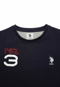 Granatowy sweatshirt z okrągłym dekoltem, zdobiony czerwonym napisem "NR. 3" oraz białym logo polo na lewej piersi. Materiał jest gładki o miękkiej fakturze.