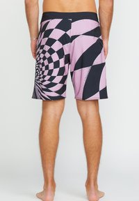 Costume da bagno con un motivo a spirale geometrica in rosa e nero, con una vita elasticizzata e un tessuto testurizzato per il comfort.