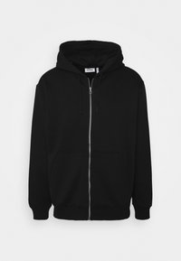Felpa nera con zip realizzata in tessuto morbido, con cappuccio regolabile e tasche frontali. I polsini e l'orlo a coste completano il design.