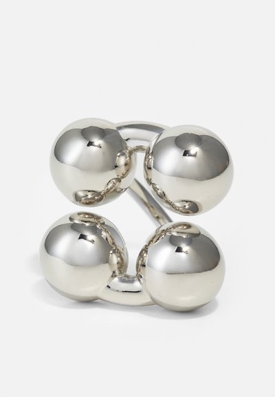 Zilveren ring met vier sferische elementen in een geometrisch patroon, met een gladde, glanzende afwerking en afgeronde randen.
