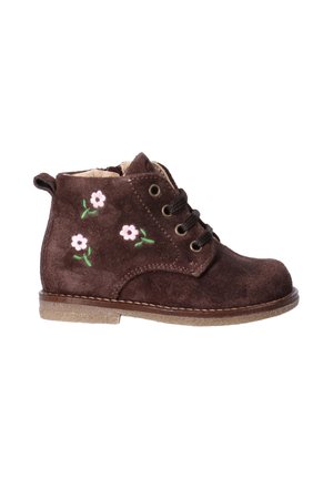 Stivale da bambino in camoscio marrone con lacci neri, suola beige e piccoli fiori ricamati rosa e verdi sul lato.