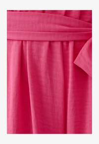 Atlasīts, hot pink