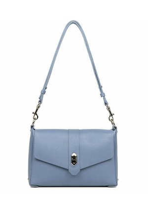 Lichtblauwe leren handtas met een rechthoekige vorm, voorzien van een voorflapsluiting, zilveren accenten en een afneembare schouderriem.