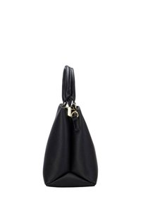 Borsa a mano in pelle nera con finitura testurizzata, forma triangolare, manico superiore e dettagli in metallo color oro. Zip nella parte superiore.