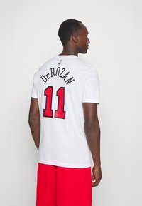 Nike Performance NBA DEMAR DEROZAN CHICAGO BULLS TEE - Klupska odjeća - white