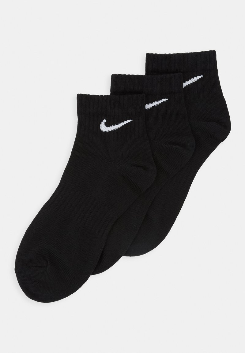 Must lastikust mustad sokid kolmes pakendis, küljes valge Nike'i logo, ribatud tekstuur üleval ja õmblusteta varvas.