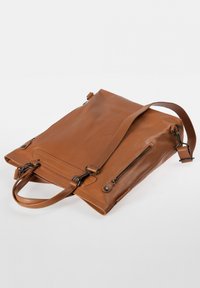 Bruine leren schoudertas met een gladde structuur, bovenhandvatten en een afneembare schouderband. Bevat een ritsvak en minimale stikdetails.