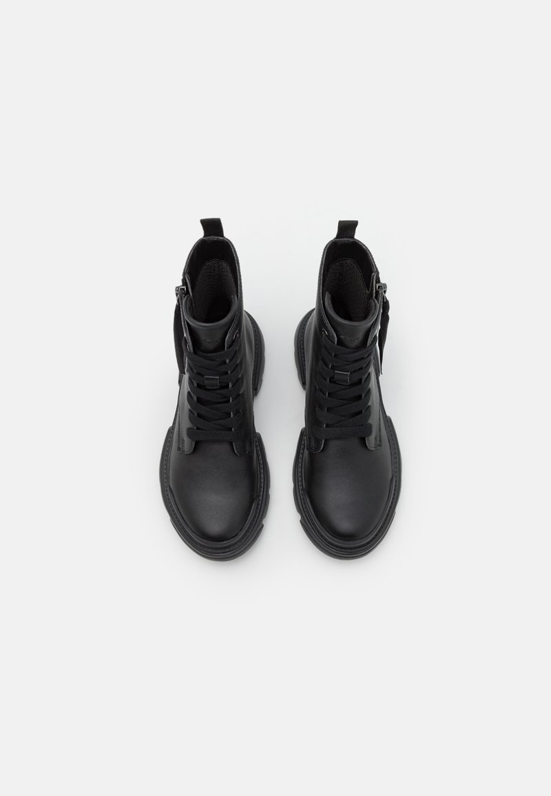 Schwarze Leder-Stiefeletten mit runder Zehenform, Schnürung auf der Vorderseite, seitlichem Reißverschluss und dicker Gummisohle. Glatte Textur mit minimaler Verzierung.