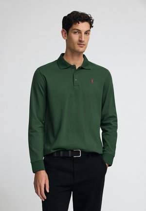Polo à manches longues vert en coton avec une coupe ajustée, présentant une patte de boutonnage à trois boutons et un petit logo rouge sur la poitrine.