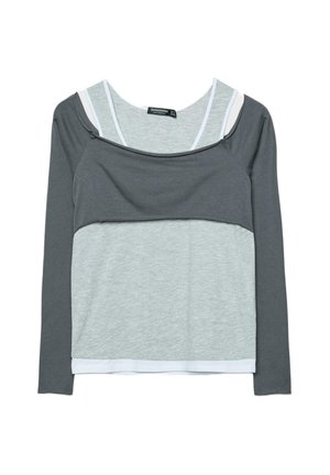 Top a maniche lunghe stile stratificato con strato superiore grigio scuro e strato inferiore grigio chiaro, con rifiniture bianche e scollo rotondo.
