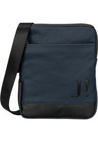 Borsa a tracolla blu navy in nylon con base nera. Presenta una tasca frontale e il logo "J!" in rilievo. Tracolla nera removibile.