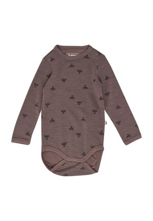 Langærmet baby bodystocking i brun med sort bi-print. Har rund hals og trykknapper ved skulderen og nedenunder for nem påklædning.