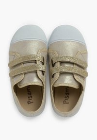 Złote sneakersy z brokatem, podwójnymi rzepami, białą gumową podeszwą i miękką tekstylną cholewką. Wewnątrz znajduje się metka "Pisam".