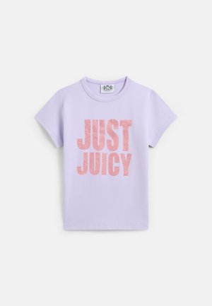 Orgonalila rövid ujjú pamut póló, nagy fémes rózsaszín "JUST JUICY" felirattal az elején. Standard kerek nyakkivágás.