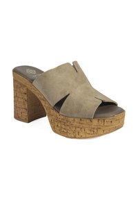 Taupe suède platform mule met een brede band met een gespleten ontwerp. Kurken blokhak met textuurdetails en contrasterende donkere binnenzool.