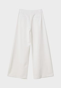 Witte wijde broek met een gladde textuur, hoge taille en dubbele achterzakken. Strakke lijnen en minimalistisch ontwerp.