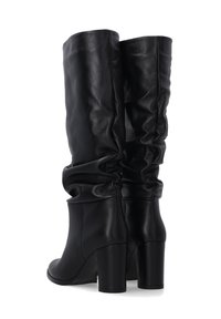 Schwarze Lederstiefel bis zum Knie mit einem lässigen Design, runder Spitze und klobigen Absätzen. Sie verfügen über eine glatte Textur und minimale Akzente.