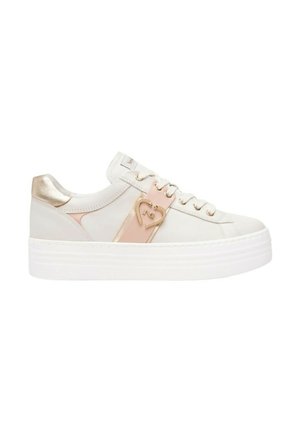 Sneakers platform bianchi realizzati in materiale morbido, con un accento rosa e dettagli in metallo dorato. Design con lacci e particolare a forma di cuore.