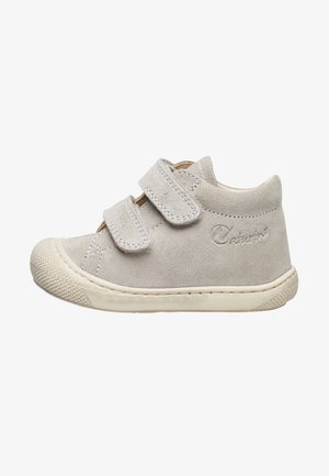 Chaussure en daim gris clair pour tout-petit avec deux bandes Velcro, semelle en caoutchouc et logo embossé sur le côté.