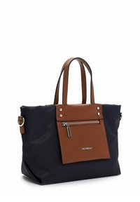 Borsa a rete blu navy con tasca frontale in pelle marrone, hardware argentato, due manici e dettagli con zip. Presenta accenti di cucitura e logo.
