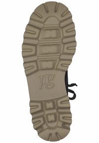Sole di sneaker nera con una gomma beige testurizzata, caratterizzata da un pronunciato motivo a battistrada e le iniziali "pg" impresse al centro.
