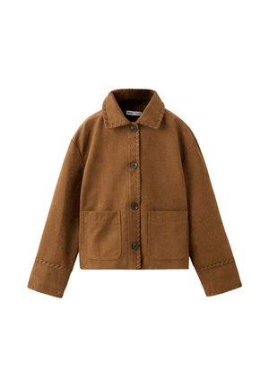 Veste en daim marron avec de grands boutons, deux poches avant, un col et des surpiqûres décoratives sur les poignets et la patte de boutonnage.