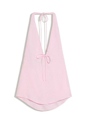 Top smanicato rosa chiaro con scollo profondo a V e chiusure con lacci al collo e sul davanti, con orlo leggermente curvo.