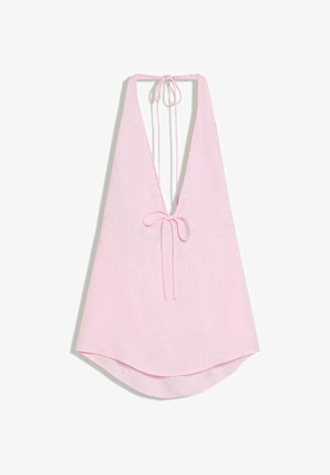 Top smanicato rosa chiaro con scollo profondo a V e chiusure con lacci al collo e sul davanti, con orlo leggermente curvo.