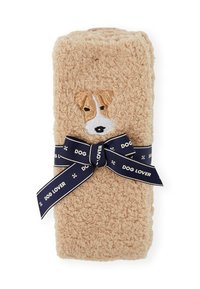 Asciugamano beige e soffice con un ricamo di un cane e un nastro blu navy con la scritta "DOG LOVER". Texture morbida con una forma rettangolare.