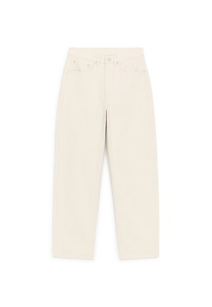 Pantalones beige de tiro alto y pierna recta con cierre frontal de botones, trabillas para cinturón, dos bolsillos delanteros y dos traseros.