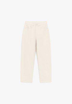 Pantalon beige taille haute à jambes droites avec fermeture avant à boutons, passants de ceinture, deux poches avant et deux poches arrière.