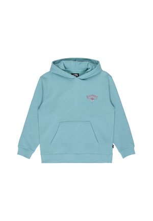 Jasnoniebieska bluza z kapturem typu pullover z kieszenią kangurzą i małym różowo-białym logo na lewej piersi.