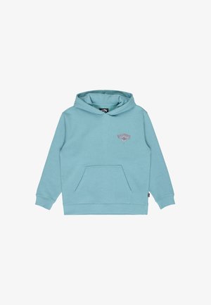 Jasnoniebieska bluza z kapturem typu pullover z kieszenią kangurzą i małym różowo-białym logo na lewej piersi.