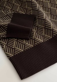 Strickpullover mit geometrischem Muster in Braun und Beige. Rippbündchen und Saum sorgen für Textur. Glattes Material mit weichem Finish.