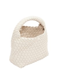 Gewebte Handtasche aus weichem beigen Leder mit abgerundetem oberen Griff, offenem Design und charakteristischer Webstruktur über die gesamte Oberfläche.
