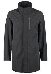 Czarny długi płaszcz przeciwdeszczowy z wysokim kołnierzem, długimi rękawami i pionową kieszenią na piersi zapinaną na zamek po lewej stronie.