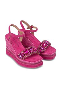 Sandales compensées en daim rose avec une semelle texturée, dotées d'une large lanière ornée de rhinestones et de brides de cheville réglables.