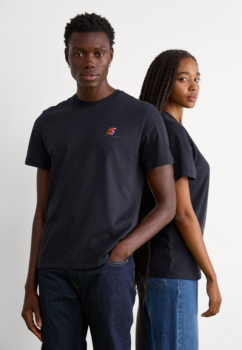 Salomon FURIOUS TEE UNISEX - Trükipildiga T-särk - deep black