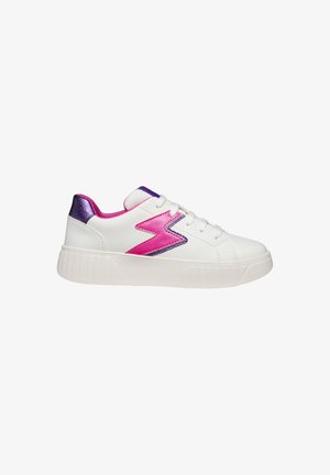 Baskets blanches avec un design d'éclair rose et violet, ornées d'accents métalliques, d'une semelle texturée et d'un système de laçage à l'avant.