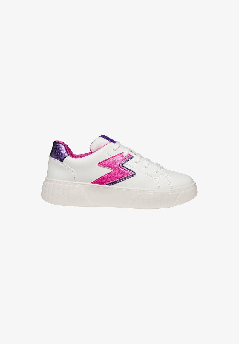 Baskets blanches avec un design d'éclair rose et violet, ornées d'accents métalliques, d'une semelle texturée et d'un système de laçage à l'avant.