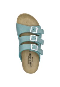 Błękitne skórzane klapki z trzema regulowanymi paskami i białymi klamrami. Miękka wkładka z wytłoczonym logo marki. Płaska konstrukcja, otwarty nos.