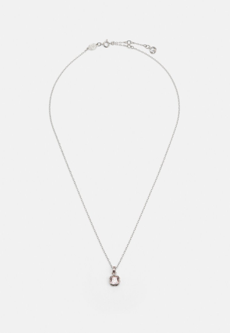 Srebrna verižica z obeskom v kvadratni obliki v roza barvi z fasetirano površino in majhnim okroglim poudarkom nad njim. Prilagodljiva dolžina.