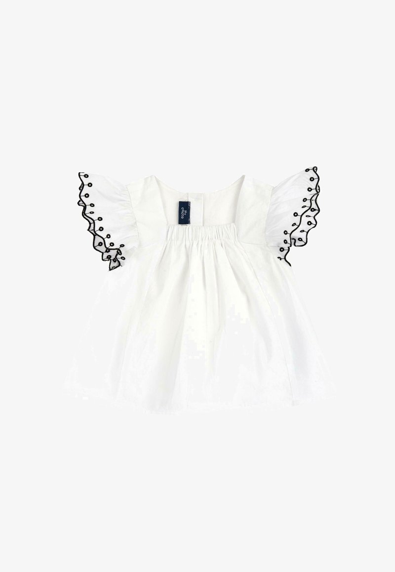 Robe de bébé blanche avec manches courtes à volants bordées de broderies noires et corsage froncé.